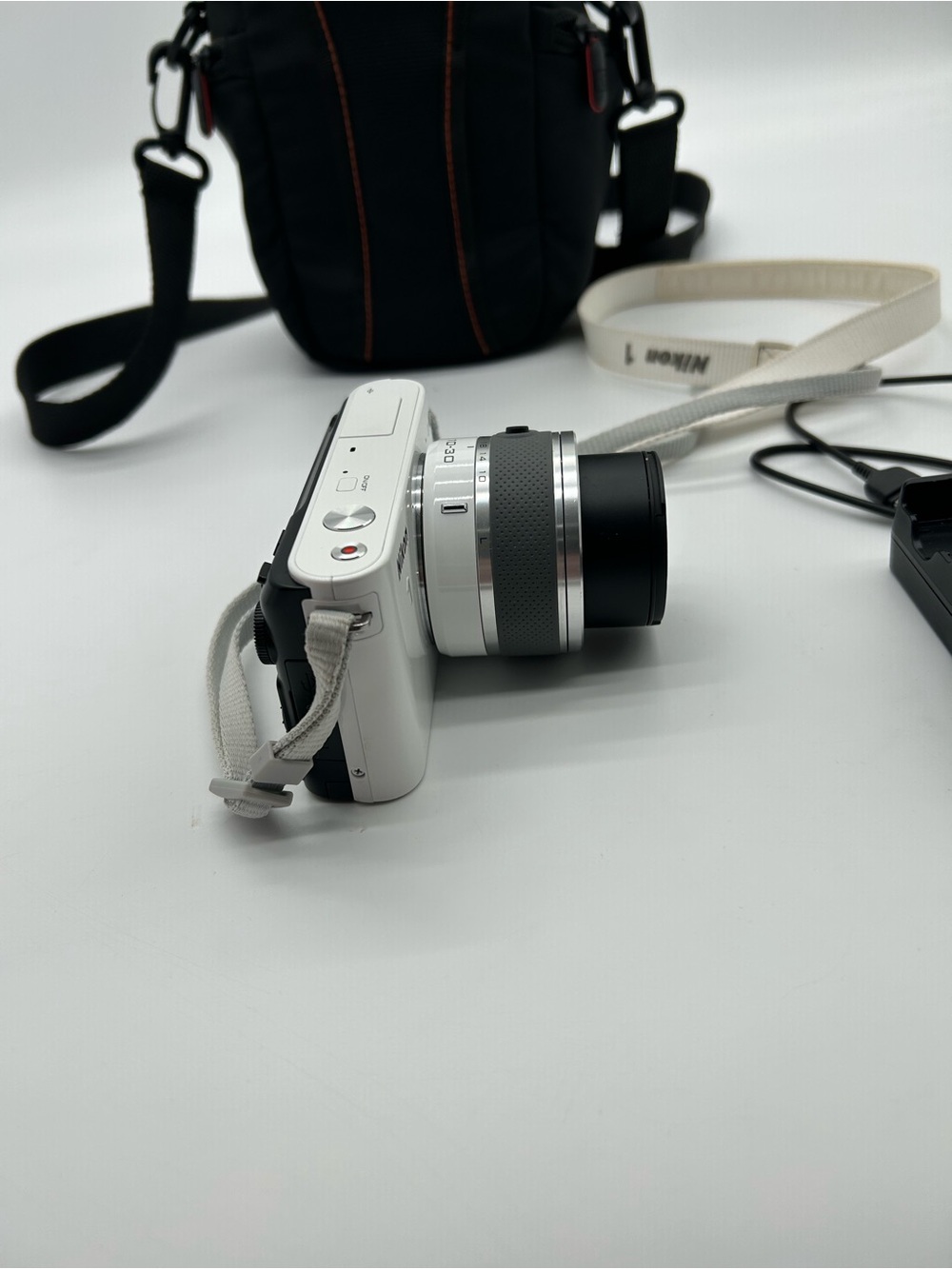 Nikon White J1 Mirrorless Camera with 10-30mm Lens - Picture 5 of 12
